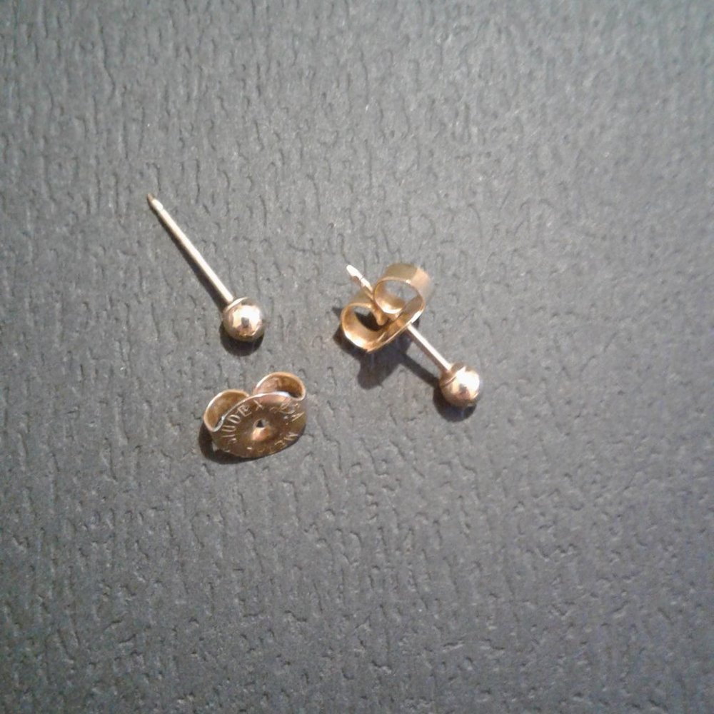 SOLD !!!!!!!!!!!!!! DO NOT BUY !!!Claire's 14k solid gold studs for little girls